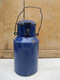 Emaille donkerblauw kannetje met deksel en sluiting