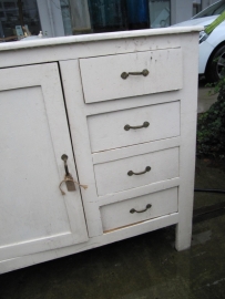 Brocante schattig wit kastje met 1 deurtje en 4 lades