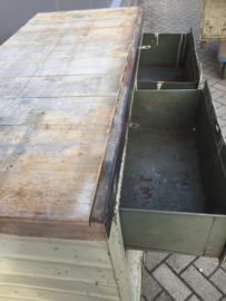 Oude industriële metalen kast