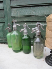 Oude spuitfles van 1 liter groen/gelig met letters
