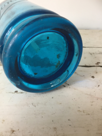 Antieke blauwe spuitfles