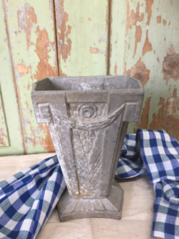 Frans brocante metalen (graf)vaas