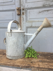 Oude robuuste zinken gieter