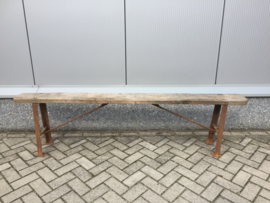 Oude bank met metalen onderstel