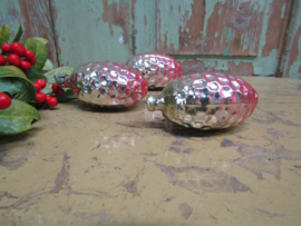 Oude kerstboomdecoratie dennenappel
