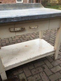 Oude industrie tafel met zinkenblad