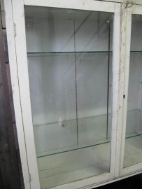 Oude witte apothekerskast