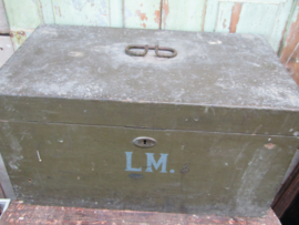 Oude kist met initialen LM