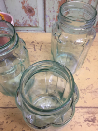 Oude geribbelde glazen pot
