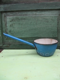 Brocante blauwe emaille vergiet met steel