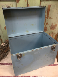 Brocant metalen kist met deksel