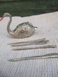 Brocante zilverkleurige zwaan met cocktail prikkers
