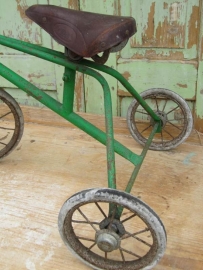 Oude driewieler met lederen zadel
