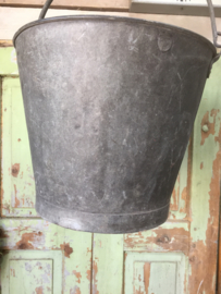 Oude grote zinken emmer