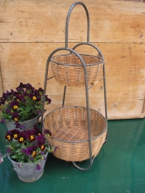 Brocante metal stand with fixed wicker trays