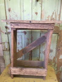 Oude hoge houten kruk