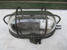 Oude metalen industrie kooilamp.