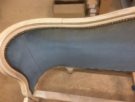 Antiek Frans houten bed mooi gedecoreerd met fluweel.