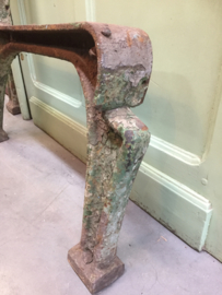 Oud metalen onderstel bank
