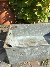 Oude zinken bak