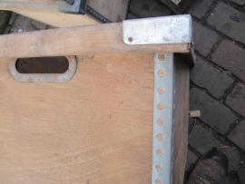 Oude houten bak met verzinkte versteviging
