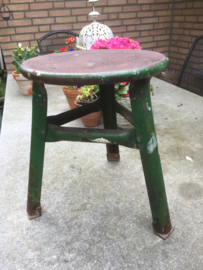 Oud metalen krukje
