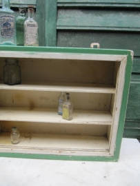 Antiek houten apothekerskastje met 2 legplankjes