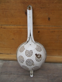 Witte oude emaille vergiet met steel