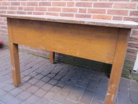 Leuke brocante meubelmakers tafel
