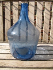 Oude glazen fles in blauw