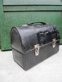Vintage metalen lunchbox van het merk Thermos