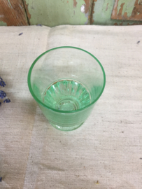 Brocant groen glaasje op voet