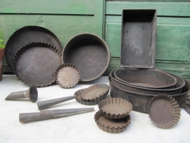 Old small cake tins in various formats.