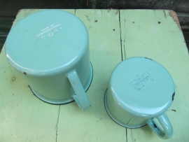 Brocante set van 2 emaille (reseda) groene bekers