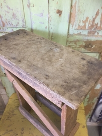 Oude hoge houten kruk
