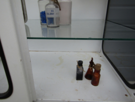 Oude metalen vitrine / apothekers kast