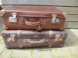 Brocante bruine koffer met lederen handvat