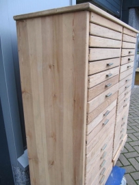 Oude houten ladenkast