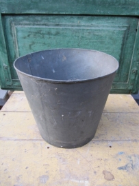 Cute old high sink (plants) tray