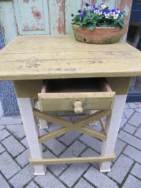 Brocant tafeltje met lade