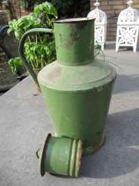 Oude Roemeense groene emaille kan met diepe (drink)dop