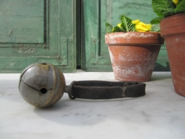Oude brocante bel aan riempje