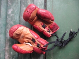 Brocante old leather boxing gloves children