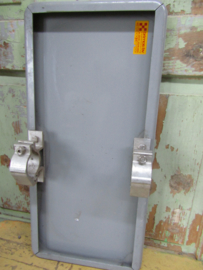 Metalen bord "Hier motoren plaatsen"