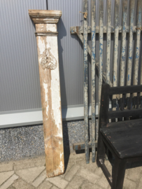 Oude houten kolom