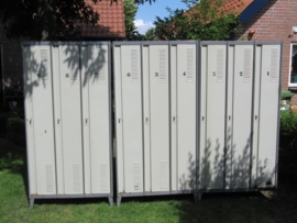 Industriële lockerkast met 3 genummerde deuren ***