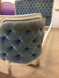 Antiek Frans houten bed mooi gedecoreerd met fluweel.