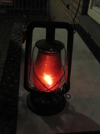 Antieke olielamp met rood glas van het merk regal
