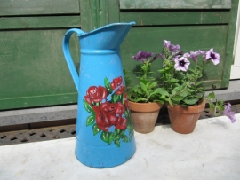 Brocante blauwe beschilderde emaille kan.