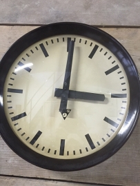 Oude industriële klok, bakelite rand